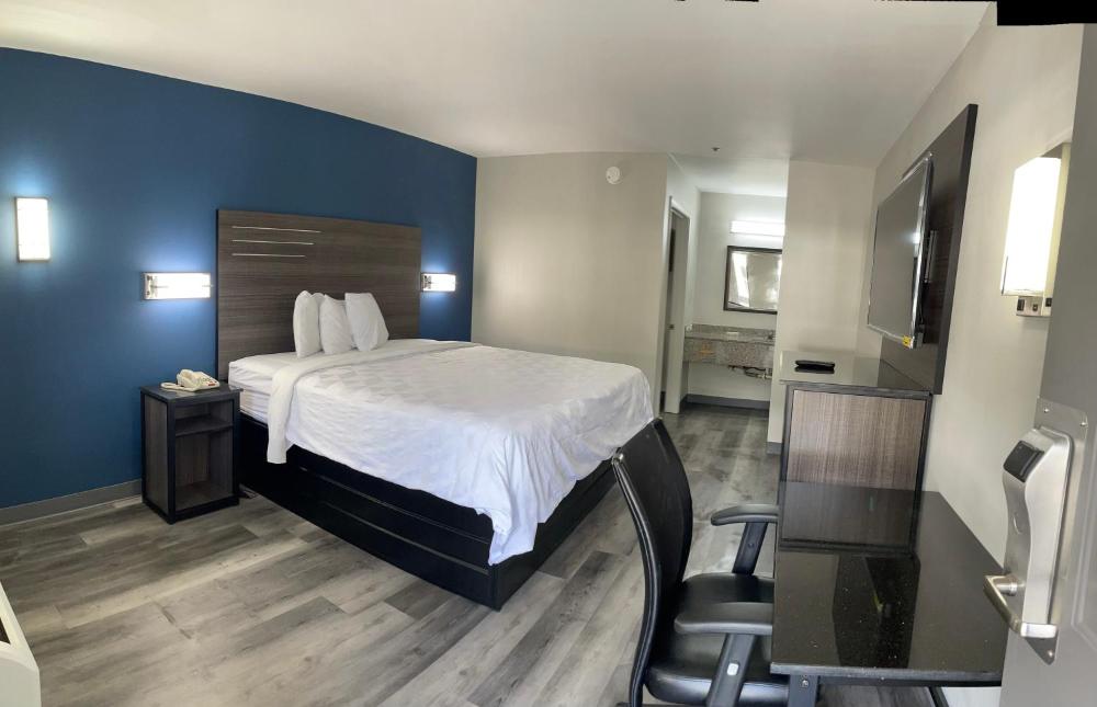 Deluxe King Room interior